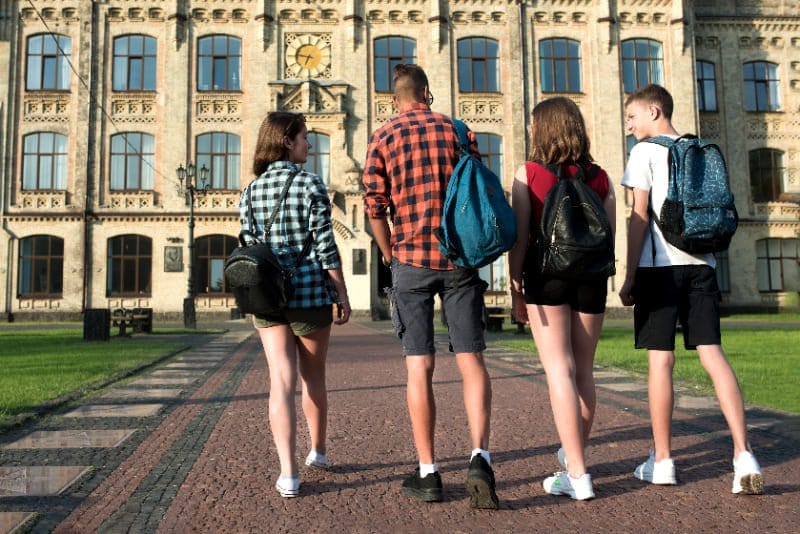 Estudiantes en campus